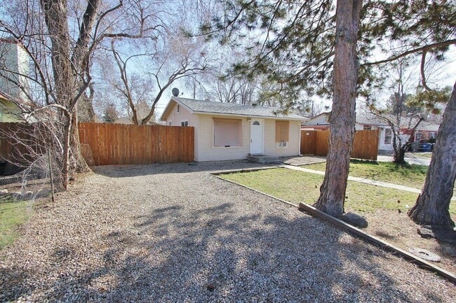 Building Photo - Charming Single-Level Home on the Bench