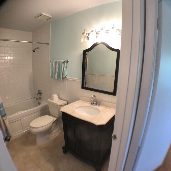 Guest Bath - 55 Tropic Isle Dr