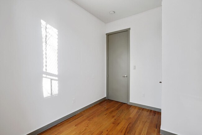Foto del edificio - ROOM ONLY in 4-bed/1.5-bath Home