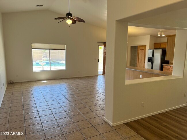 Foto del edificio - 12509 W Valentine Ave