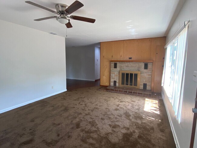 Building Photo - Inviting 2-Bedroom Home in Central Lakelan...