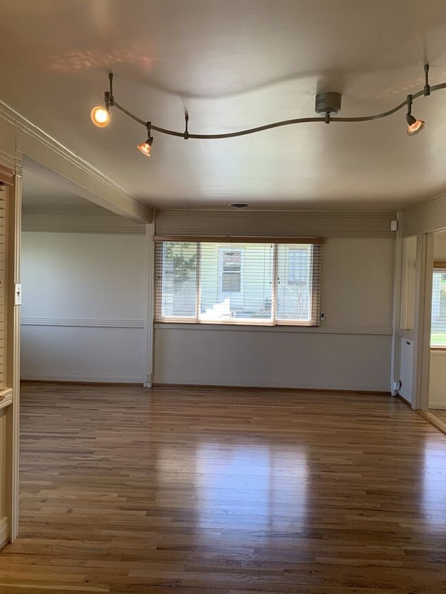 Foto del edificio - Evolve Real Estate: Available 6/6/2026! Quaint 3 Bedroom Ranch with Huge Yard in University Hills...
