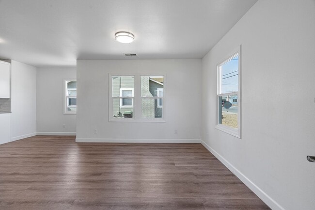 Building Photo - Remodeled Property- Centrally Located
