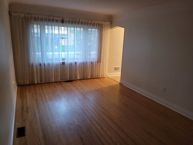 Living room - 34 Erindale Av