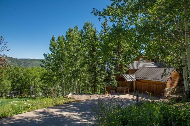 Foto del edificio - 215 Maple Ridge Ln