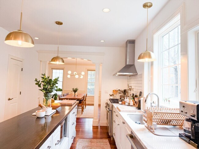 Foto del edificio - Spacious, Stylishly Furnished 4BR House in...