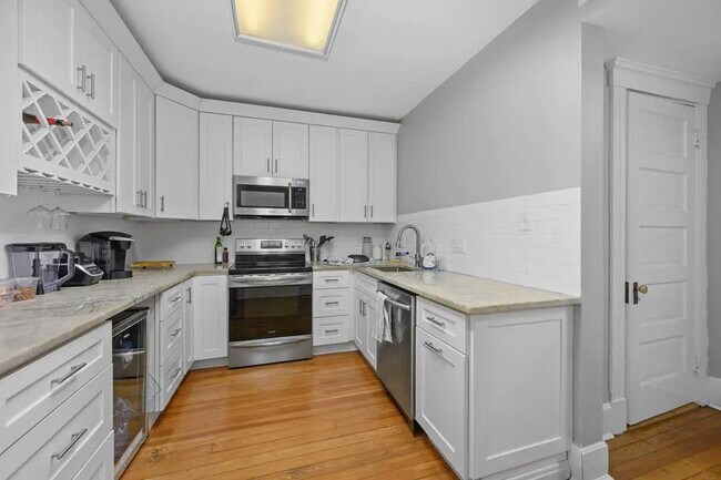 Building Photo - 2071 Lawrence Ave