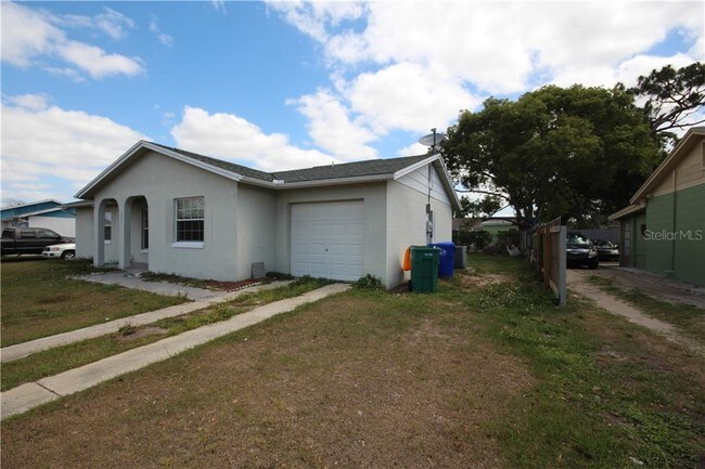 Building Photo - 701 Royal Palm Dr