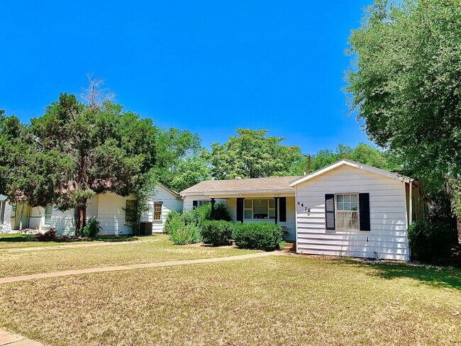 Foto del edificio - Charming Three Bedroom near TTU - July 2025!