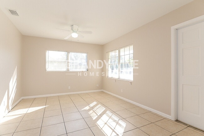 Foto del edificio - 4301 W Bay Ave