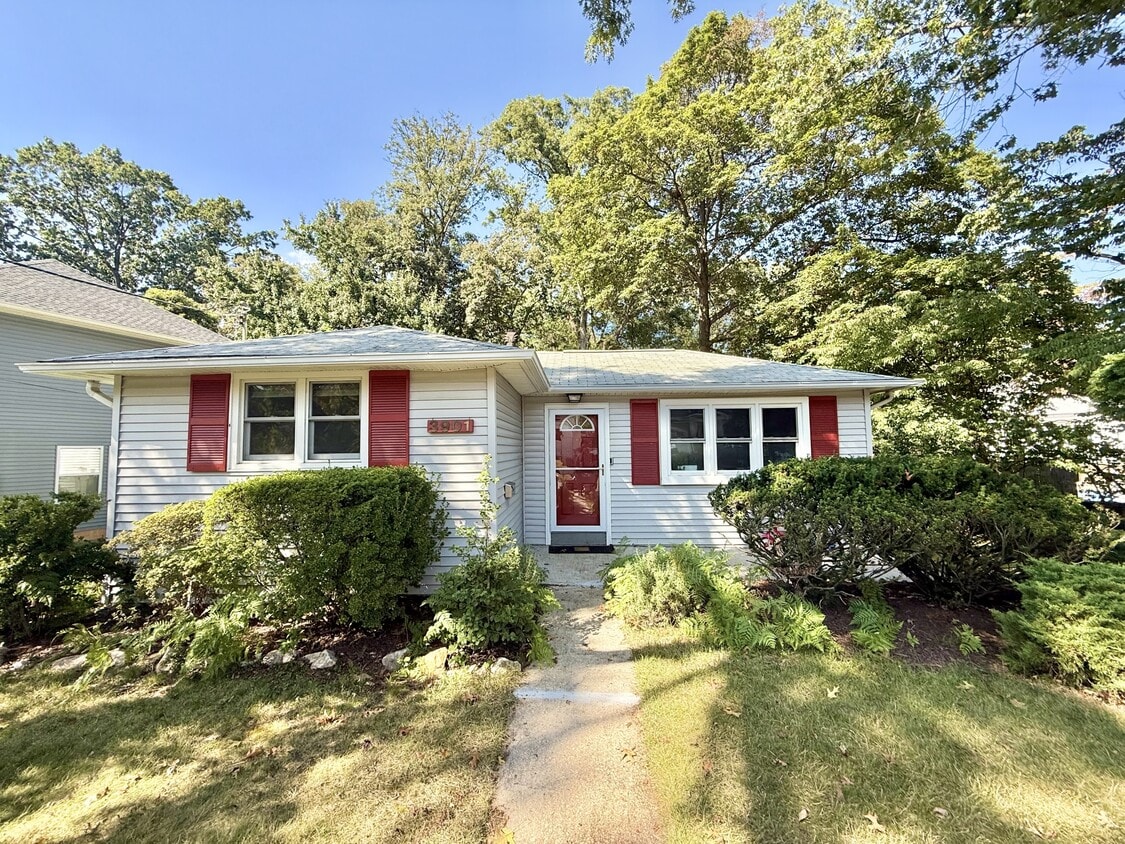 Primary Photo - 3901 Lawrence Ave