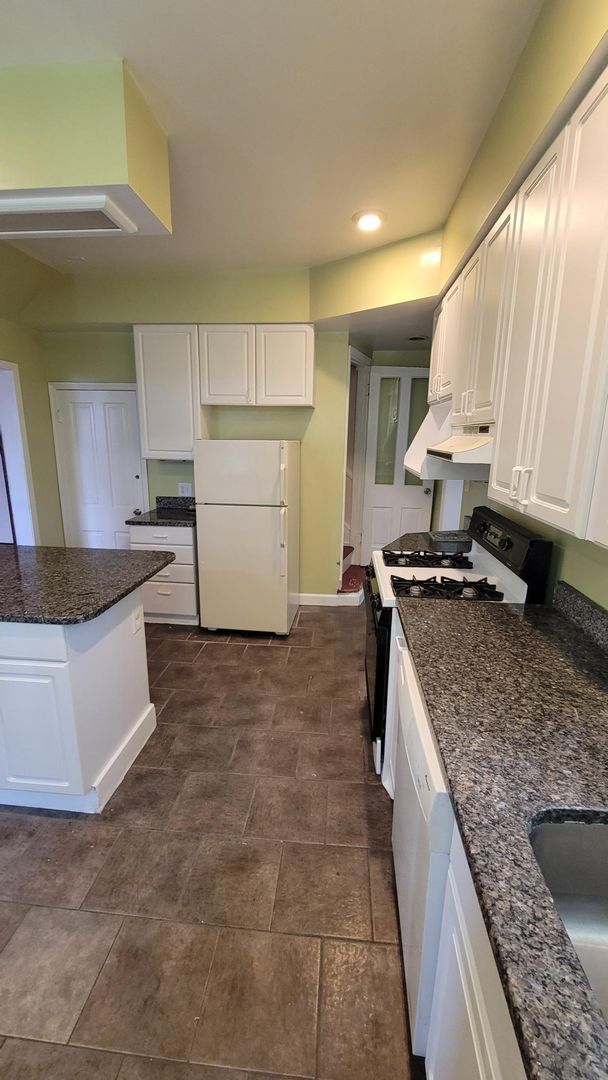 Building Photo - Gorgeous Renovated 5 Bedroom with Tons of ...