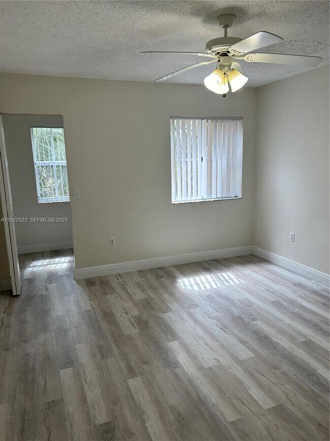 Foto del edificio - 2494 Centergate Dr