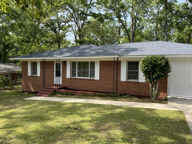Bonito ladrillo sin hogar - 203 Woodland Dr