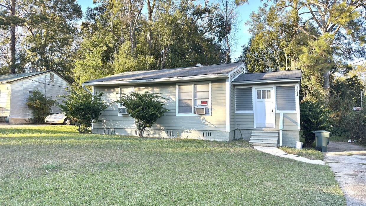 Primary Photo - LOVELY & Updated 2/1 House w/ Black Applia...