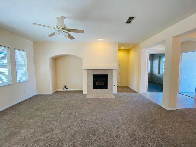 Foto del edificio - Absolutely Beautiful Home in 55+ Community