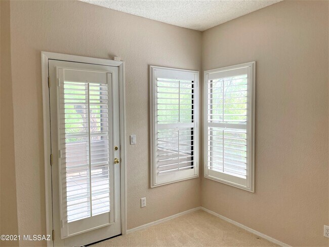 Foto del edificio - 6655 N Canyon Crest Dr