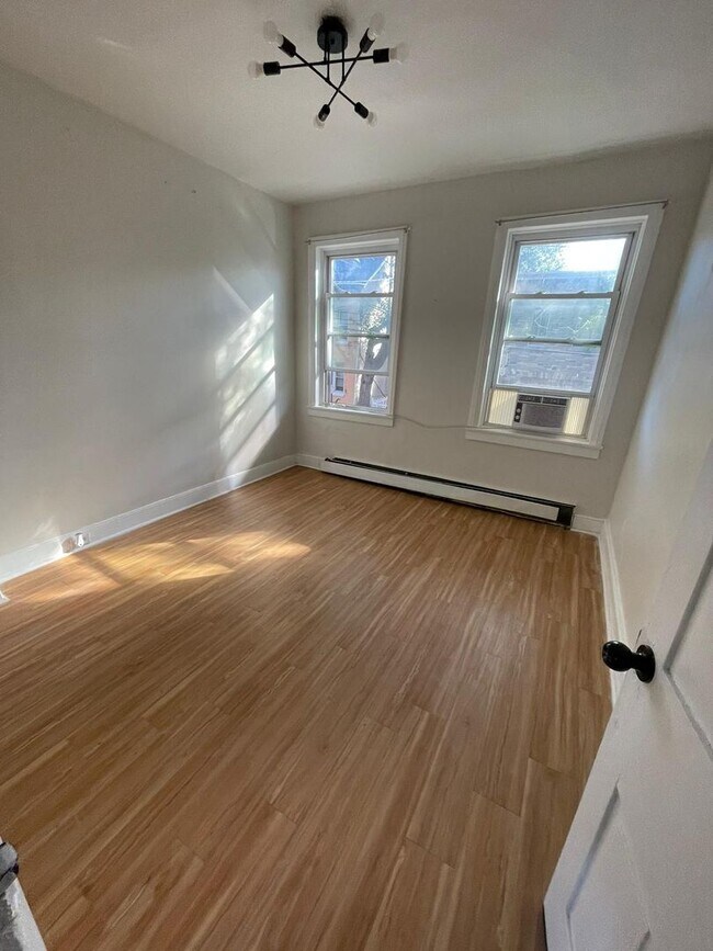 Foto del edificio - Cozy 2 bedroom 1 bathroom house with off-street parking