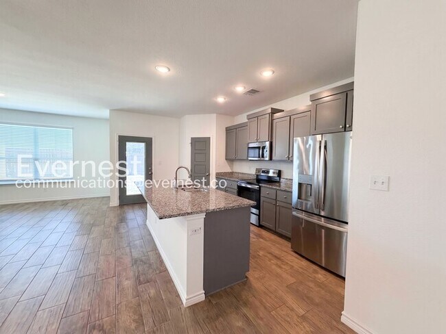 Building Photo - 2207 Hornbeam St