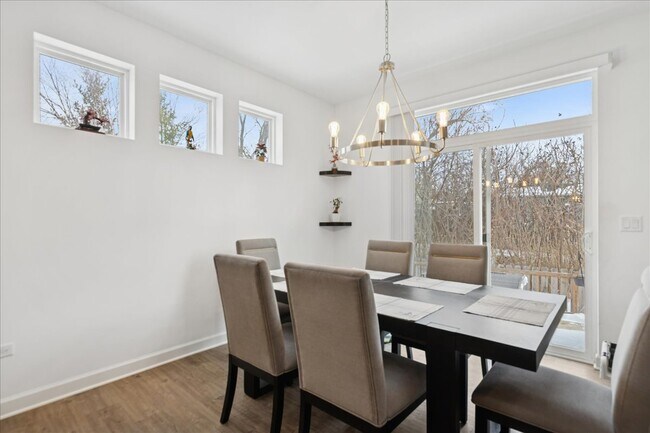 Building Photo - 5 Lake Vista Ct