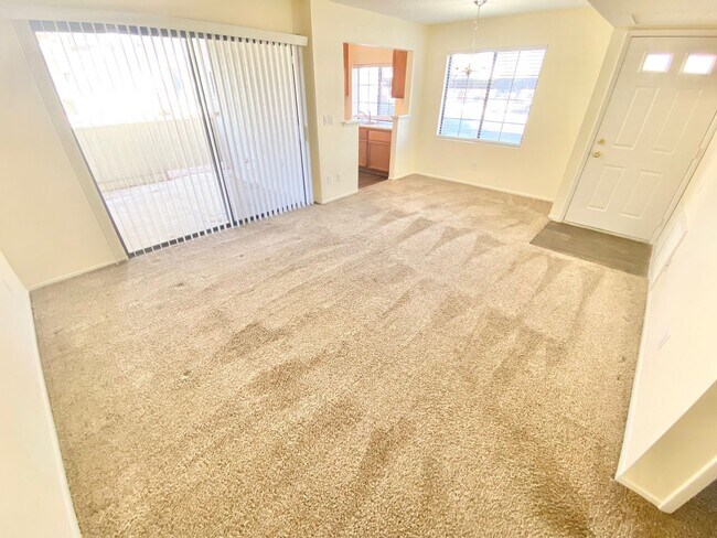 Building Photo - AMAZING CONDO UNIT! 2 BEDROOM / 2 FULL BAT...