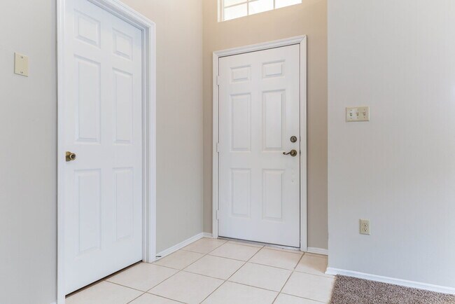 Foto del edificio - 338 Lakebreeze Cir