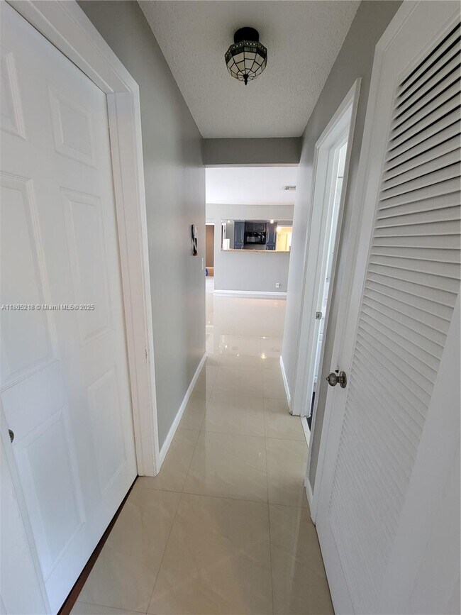 Foto del edificio - 485 NE 34th St