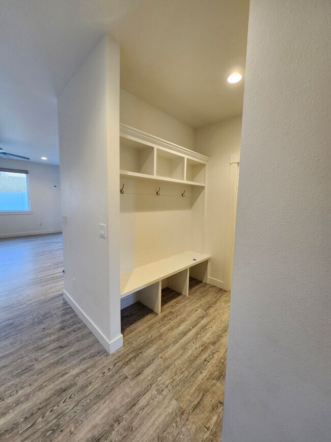 Building Photo - Spacious 3 bed/2.5 bath Townhouse - Gorgeo...