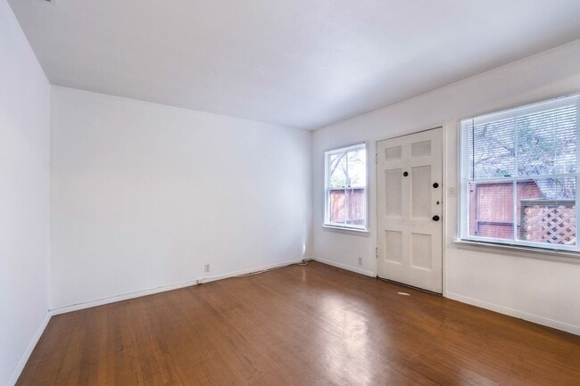 Foto del edificio - Private and comfortable 1 bed, 1 bath bungalow-style apartment in a West Hollywood triplex