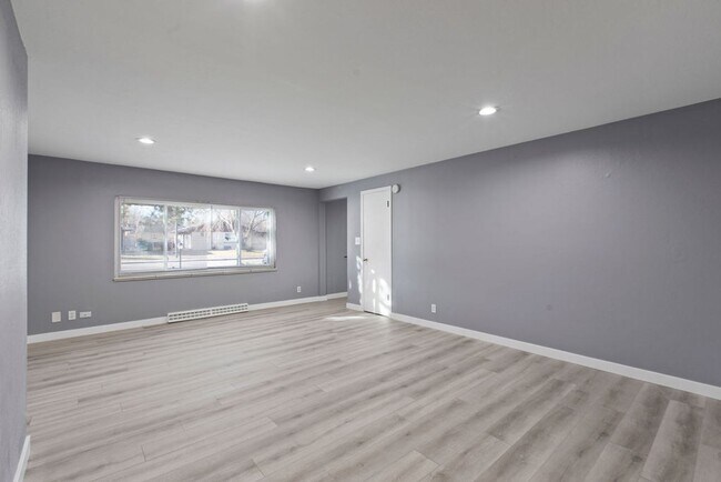 Building Photo - 3 Bedroom 1 Bath Duplex