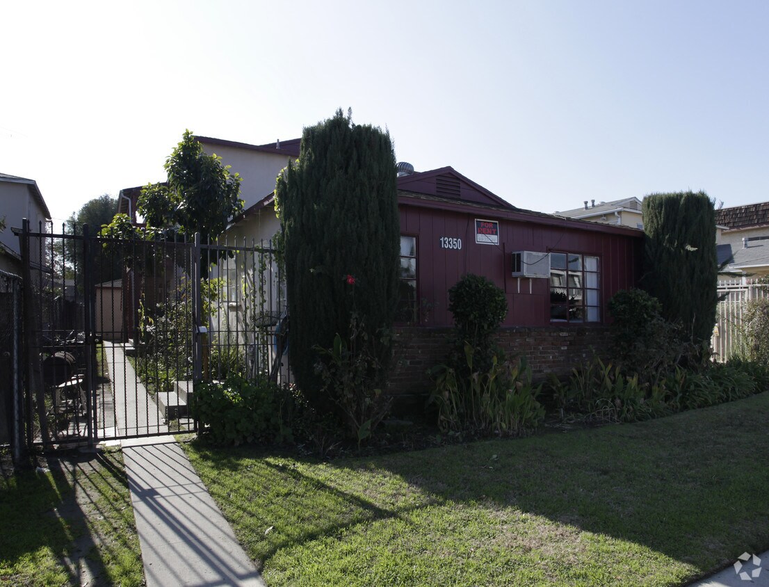 Foto principal - 13350 Victory Blvd