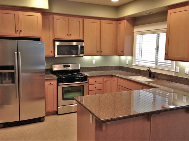 Building Photo - Walnut Grove 3 Bedroom Townhouse
