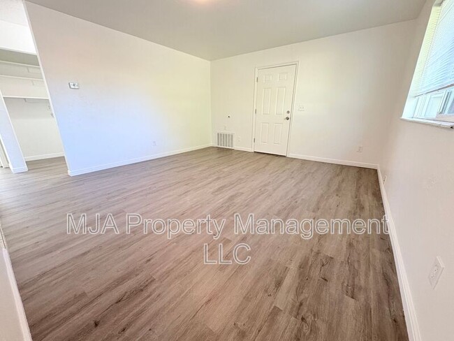 Foto del edificio - 2523 S Lakecrest Dr