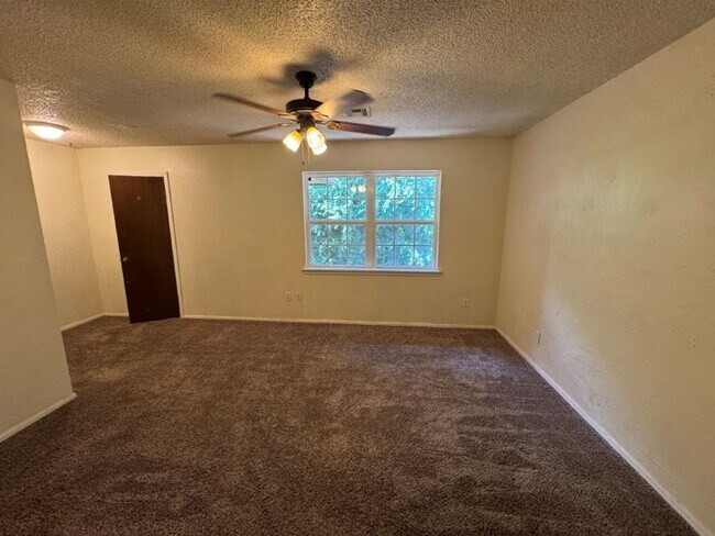 Foto del edificio - 2 bed 1 1/2 bath condo off NW 23rd! Putnam...