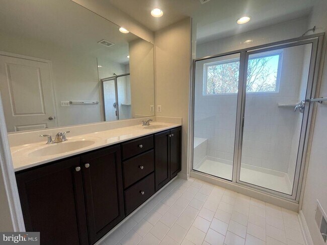 Foto del edificio - 9102 Graves Ln