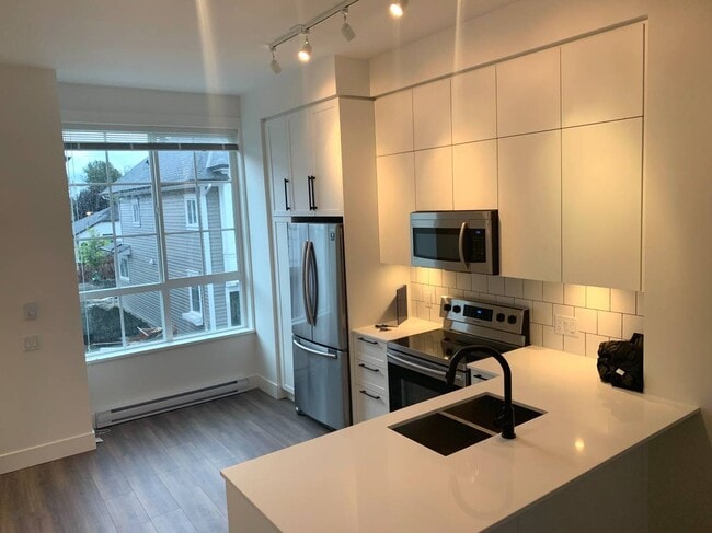Building Photo - 2838 Livingstone Av