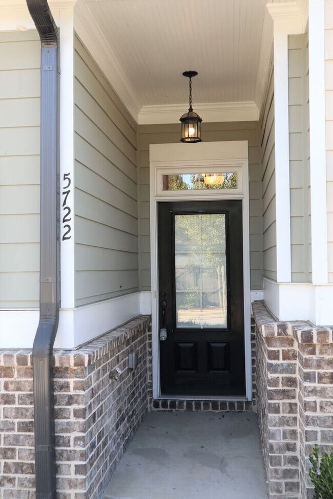 Foto del edificio - Gorgeous Sandy Springs Townhome, Hardwoods, Stainless Appliances, Move-In Ready!