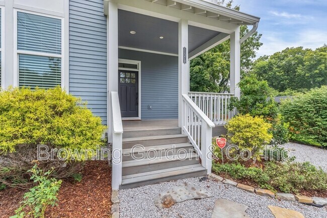 Building Photo - 1137B Kirkland Ave