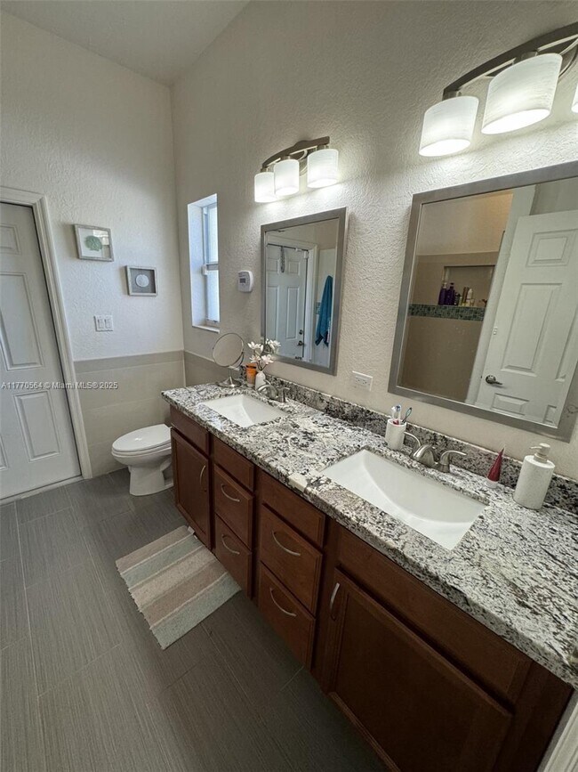 Building Photo - 3 bedroom in Dania Beach FL 33004