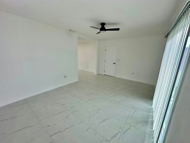 Foto del edificio - 20308 Gentry Ave