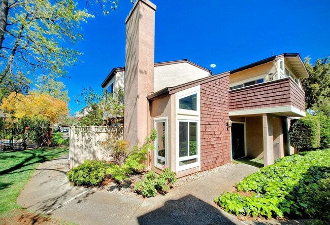 Spacious Two-Story 3bd Townhouse With Priv... - Spacious Two-Story 3bd Townhouse With Priv...