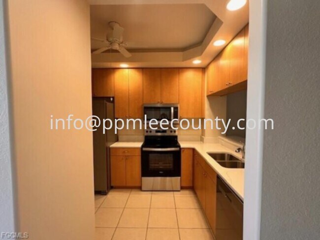 Foto del edificio - Fantastic totally renovated 2 bedroom 2 bath condo in Van Loon Commons.
