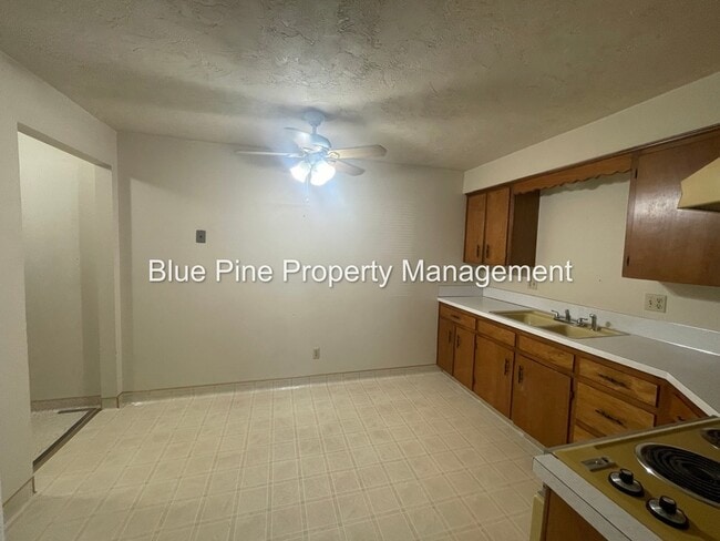 Building Photo - 1680 Calkins Ave