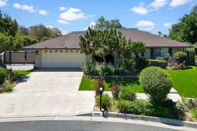 Building Photo - 1800 Yermo Pl