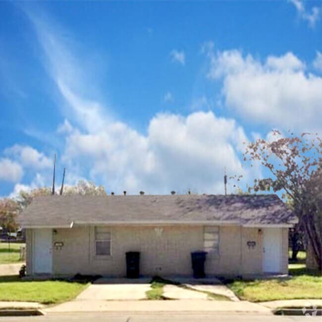 Building Photo - 1508 N W S Young Dr