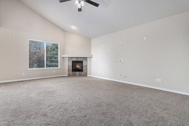 Foto del edificio - Available NOW - SFH 4 Bedroom 3 Bath