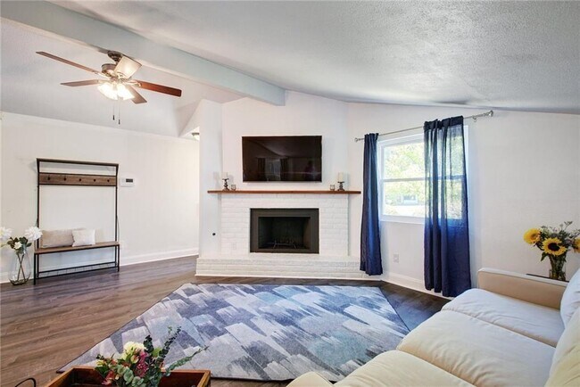 Building Photo - 10224 Rutland Village E