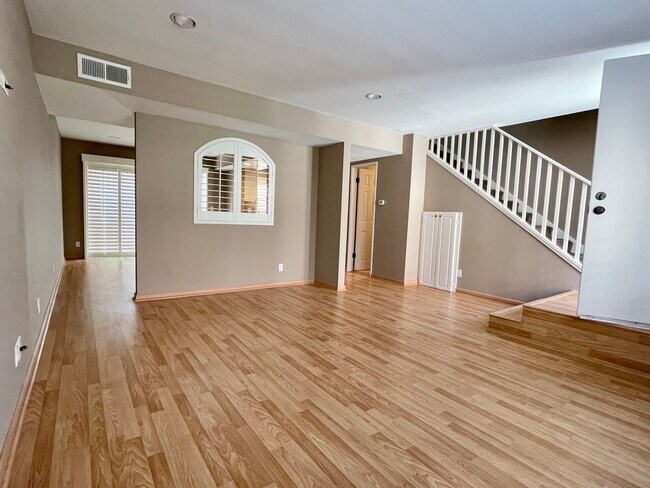 Building Photo - Beautiful 3 bed Townhome in Agoura Hills
