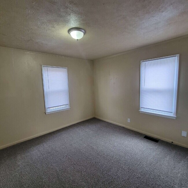 Foto del edificio - 2/1 with garage/workshop combo (has working electricity)