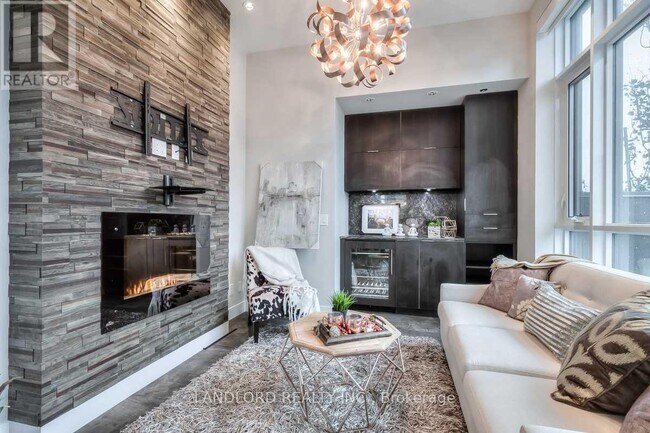 Building Photo - 318 Richmond St W